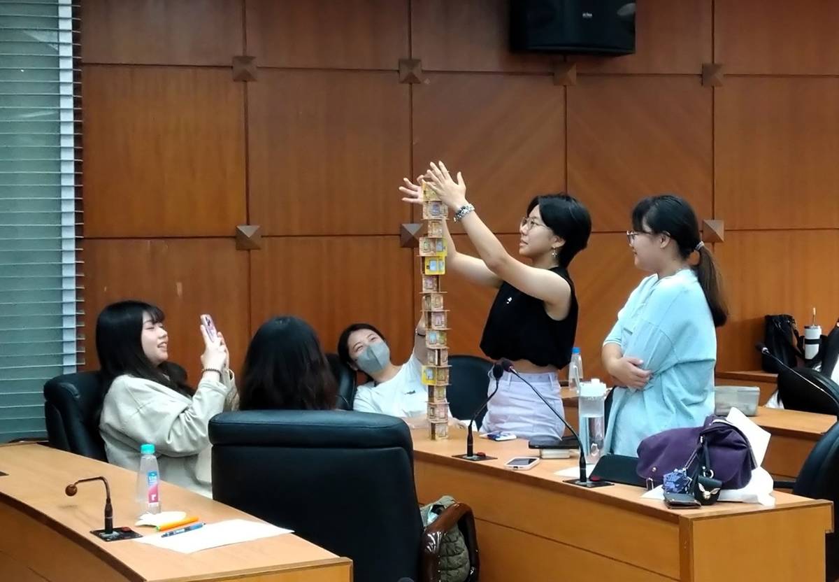 學生進行桌遊遊戲互動