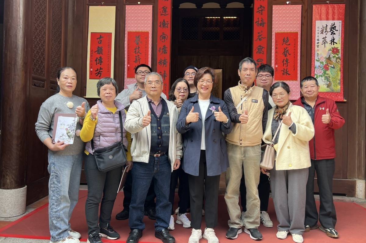 彰化縣長王惠美與陳穎派的家屬合影（圖源：彰化縣政府）