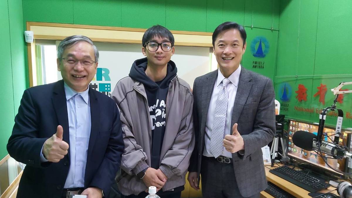 國立師範大學教育心理與輔導學系陳學志教授(左)與陳楚儀 同學/臺北市立大學都會產業經營與行銷學系