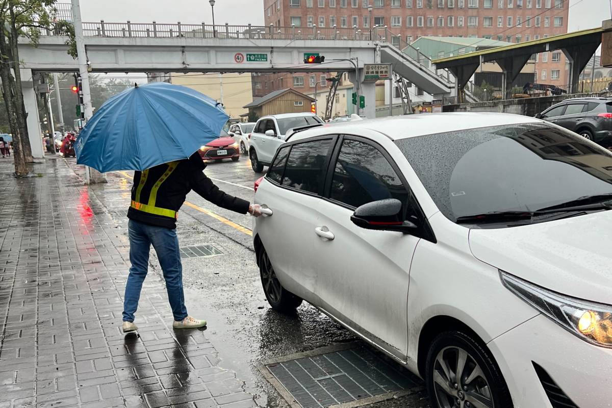 「主動協助開車門」的做法成了駐車彎的特殊風景
