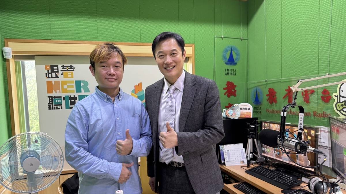 國立中央大學通識教育中心鄭揚宜助理教授(左)
