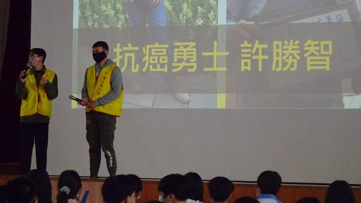 112學年度校園菸檳危害防制教育介入輔導計畫「網紅就是你」-國中組佳作-臺北市立瑠公國民中學-陽光基金會入校宣導(癌友親身分享)菸檳防制

臺北市立瑠公國中以作品 「唧唧復唧唧 木蘭戒菸記 」獲得112學年度校園菸檳危害防制教育介入輔導計畫「網紅就是你」國中組的佳作。學校平時會在下課時間推動望遠凝視，並讓學生在午餐後養成潔牙的好習慣，更利用大下課時間讓學生在校園中健走及運動。此外，學校尤其大力推廣菸檳防制的觀念，除了融入課程及朝會宣導外，更與董氏基金會合作舉辦各類活動，並透過此次「網紅就是你計畫 」，讓學生親自參與影片發想、演出甚至剪輯，讓菸檳防制的觀念成為同學之間討論的話題，深植在學生的內心。

採訪：臺北市立瑠公國民中學漫安琦校長、李聖宏學務主任、劉芯妤衛生組長、王君豪老師、
              907班生陳允謙、陳柏宇、林翊璇、王苡馨、馮禹絜、崔辰瑩
