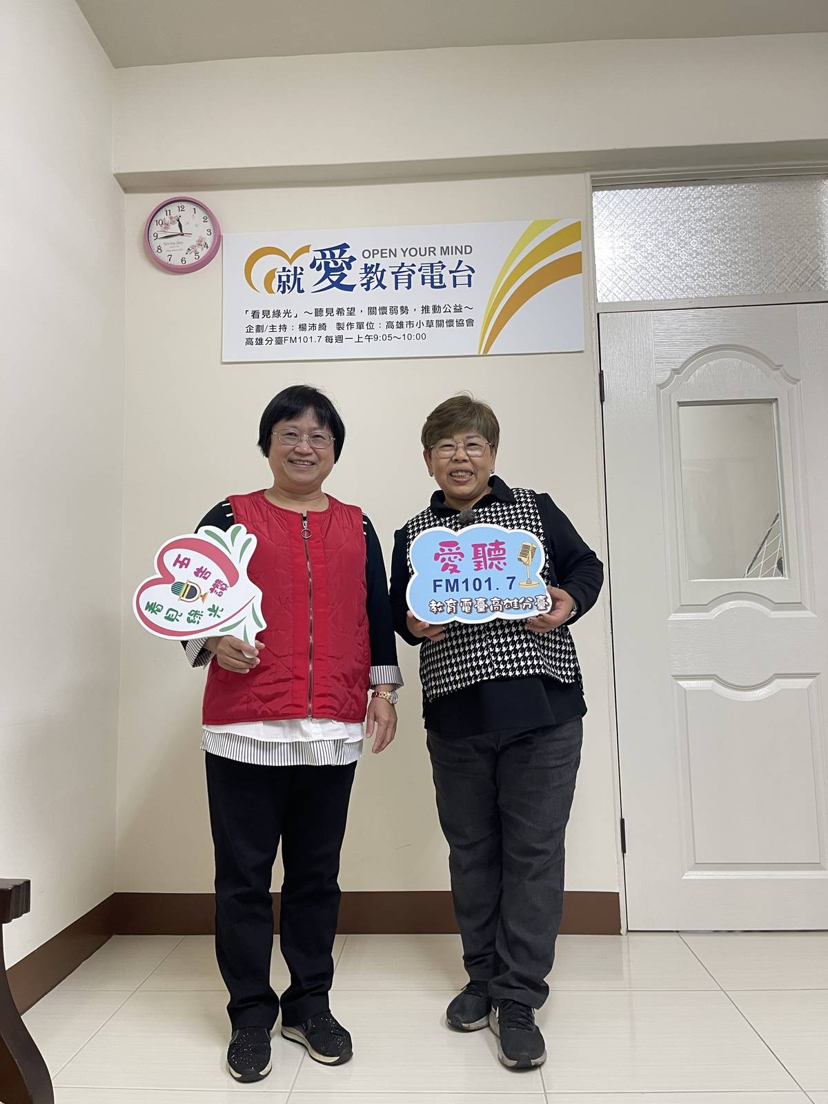 法律扶助基金會吳惠玲律師 (左)