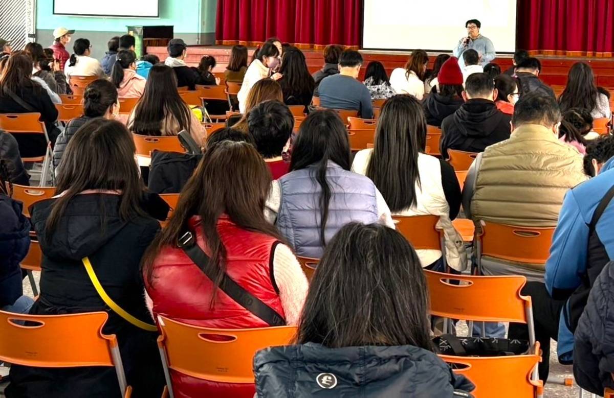 講師提醒家長應強化孩子的數位素養，避免成為旁觀者或共犯