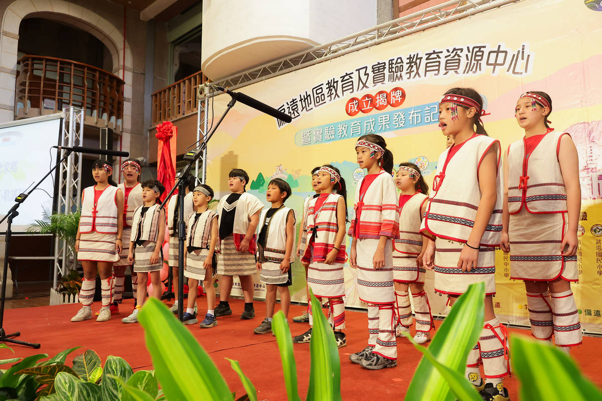 宜蘭縣偏遠地區教育及實驗教育資源中心昨天（24日）舉辦揭牌儀式，吸引逾300名民眾及師生參加。(宜蘭縣政府提供)