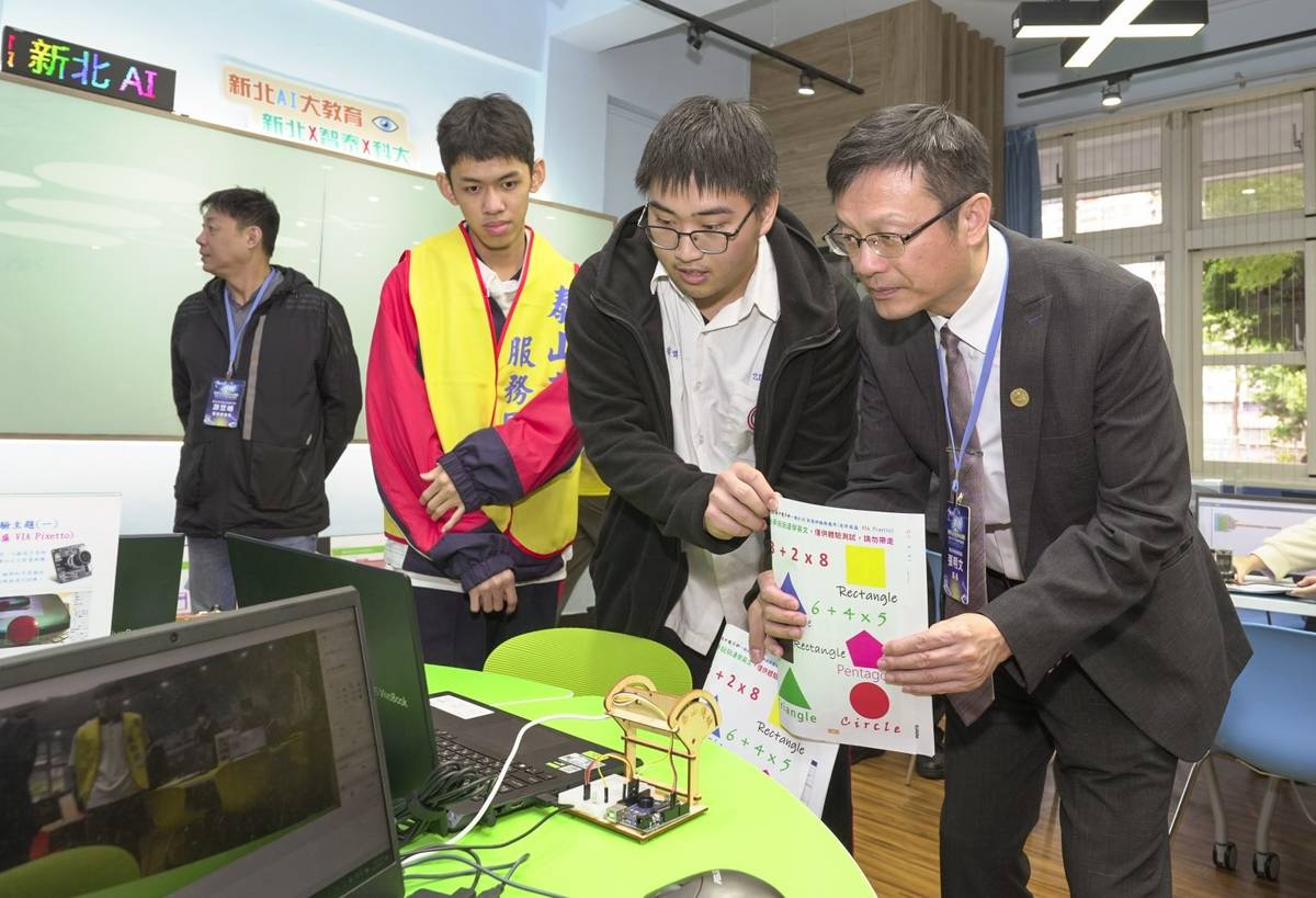 泰山高中學生示範AI視覺辨識不同圖形