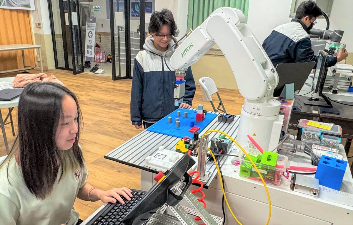 淡水商工同學在智慧控制認證中心進行課程實作