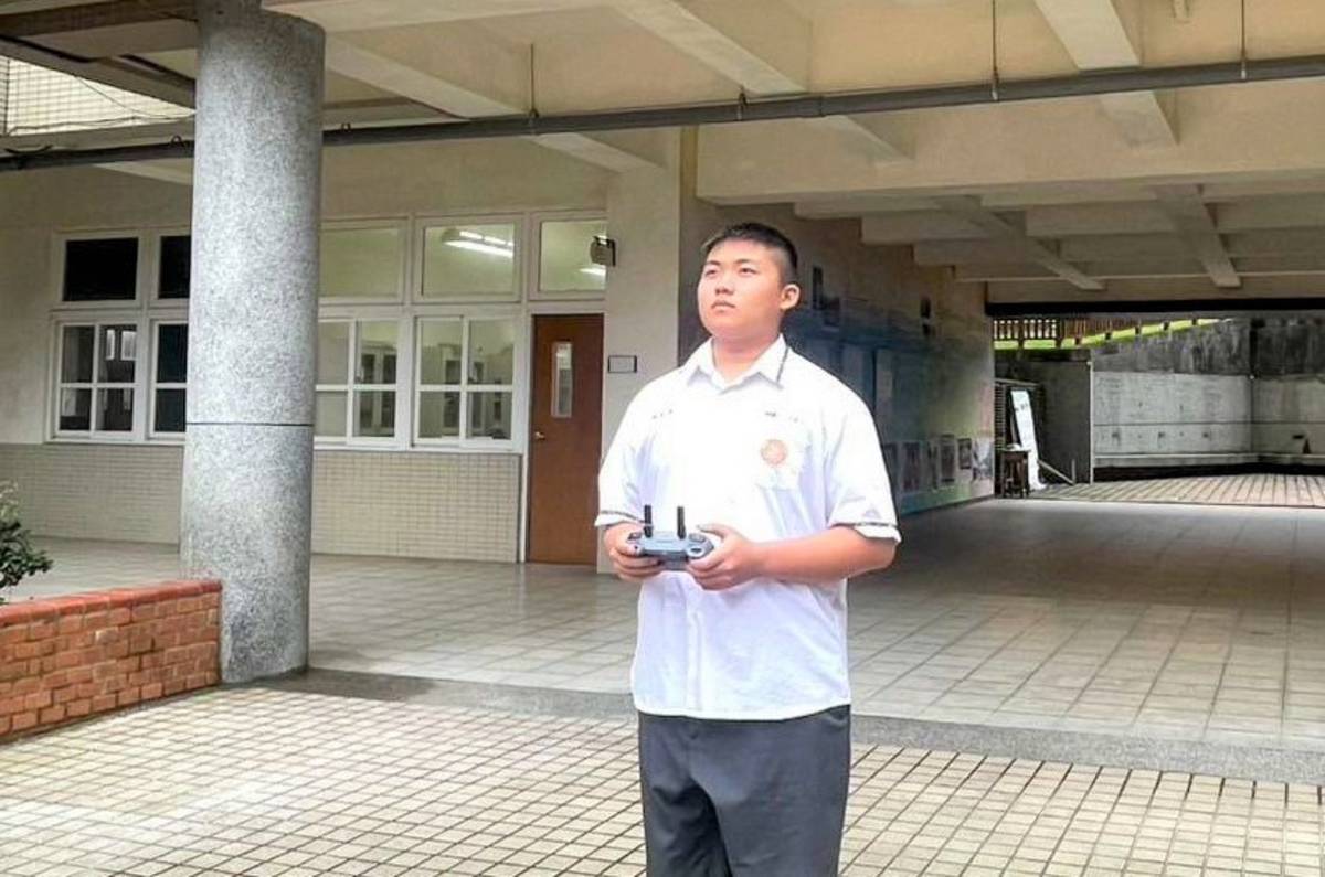瑞芳高工學生進行無人機操作