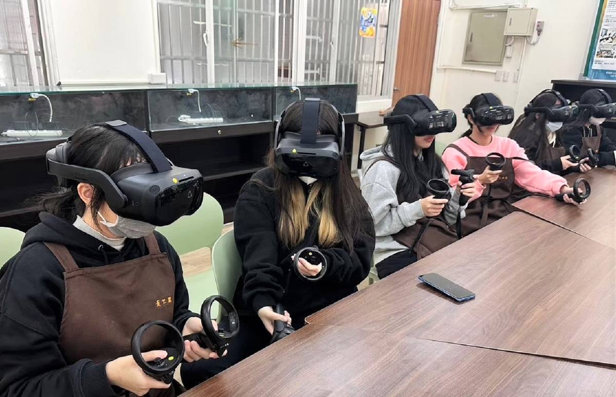 鶯歌工商學生進行AR VR虛擬實境課程操作
