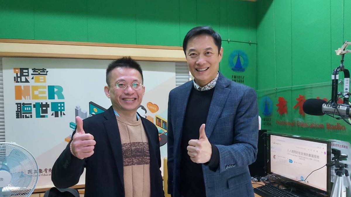 體育署產業組張儒民科長(左)