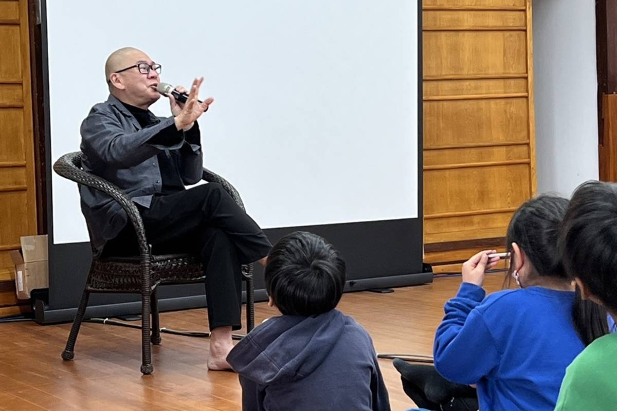 臺東縣龍田國小今(25)日下午舉辦卓別林《摩登時代》電影播放會，映後邀請國際知名導演蔡明亮分享，與師生進行藝術交流。