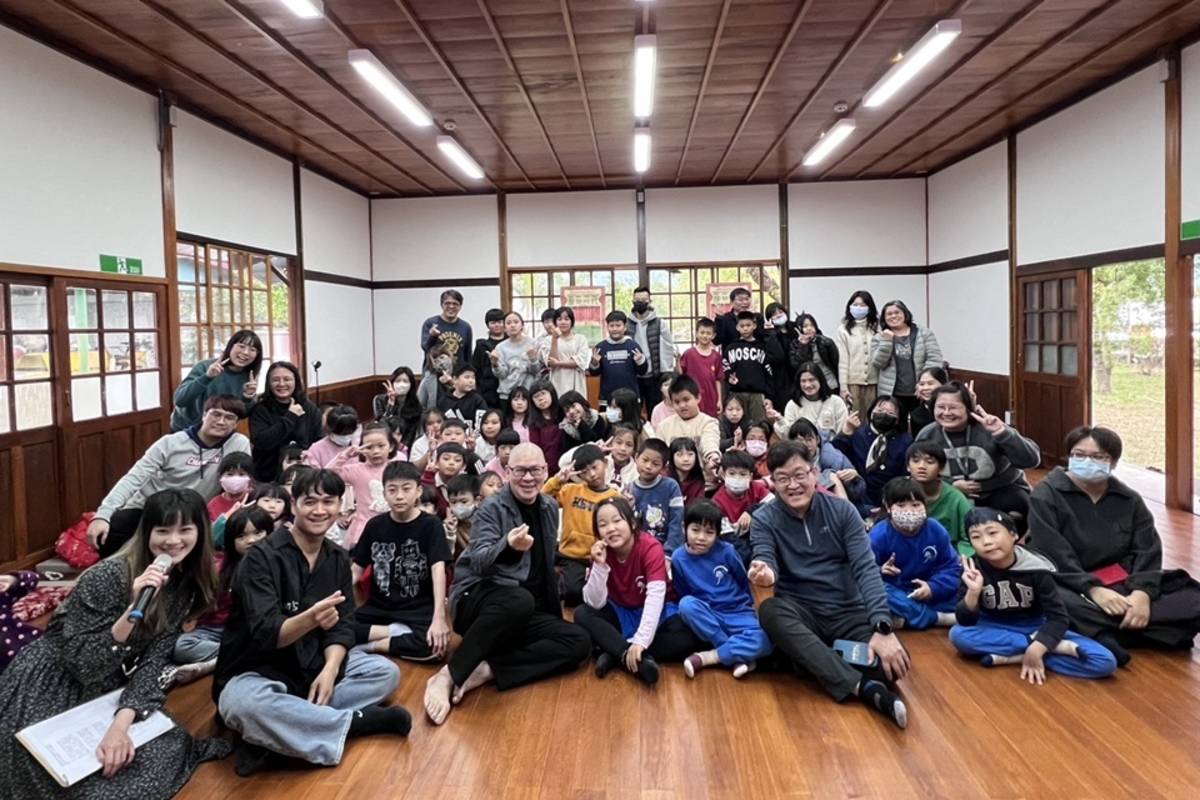 臺東縣龍田國小今(25)日下午舉辦卓別林《摩登時代》電影播放會，映後邀請國際知名導演蔡明亮分享，與師生進行藝術交流。