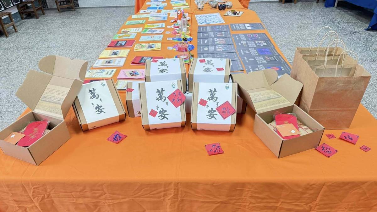 萬安手曬米禮盒包含精緻包裝真空米2包，萬事平安紅包袋1組、煮米的技巧卡片、以及盒上手曬米的歷程故事(相片由校長提供)
