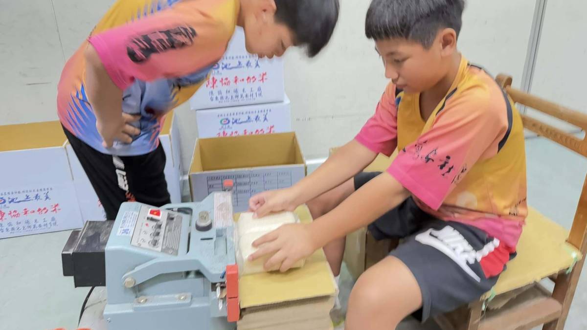 池上鄉萬安國小畢業生為了籌畢業旅行的費用傳統手工製作萬安手曬米，社區家長共同協力(相片由校長提供)