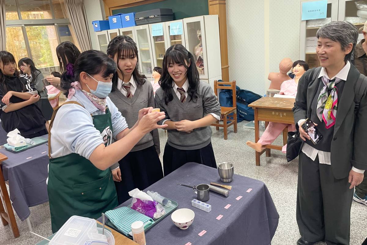日本京都府立山城高等學校師生參訪北市喬治高職，體驗照服員工作