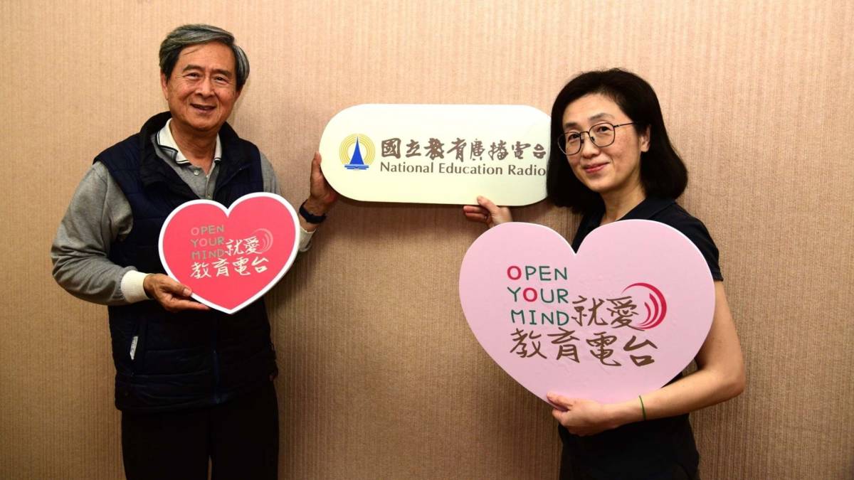主持人胡夢鯨(左)與來賓王玉如老師合照