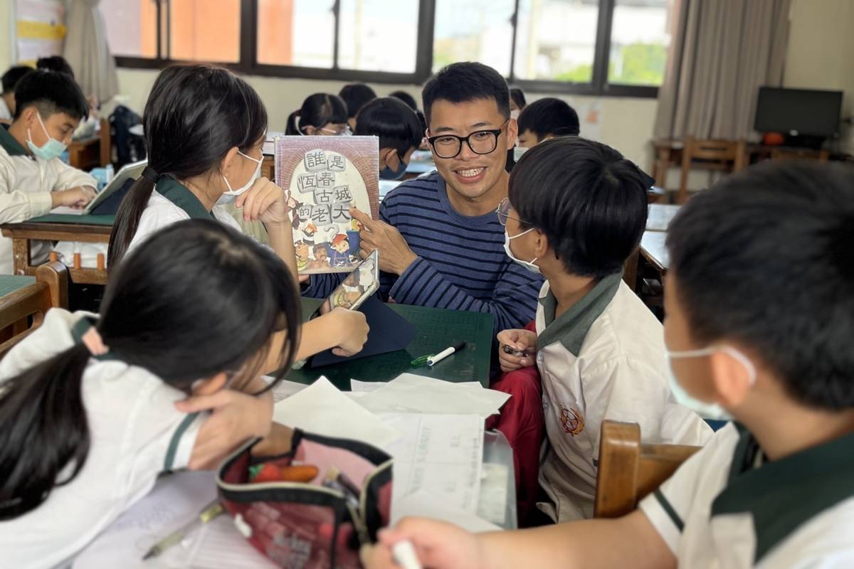 柯仕偉和校內老師共同開設和恆春相關的創意課程 (教育部提供)