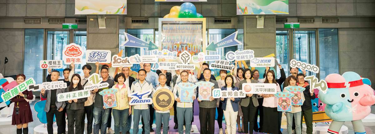 來市府擲筊求好運 萬金石首次聯名金包里慈護宮推出媽祖平安符
