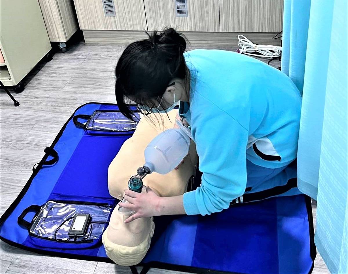 選手進行成人基礎心肺復甦競賽