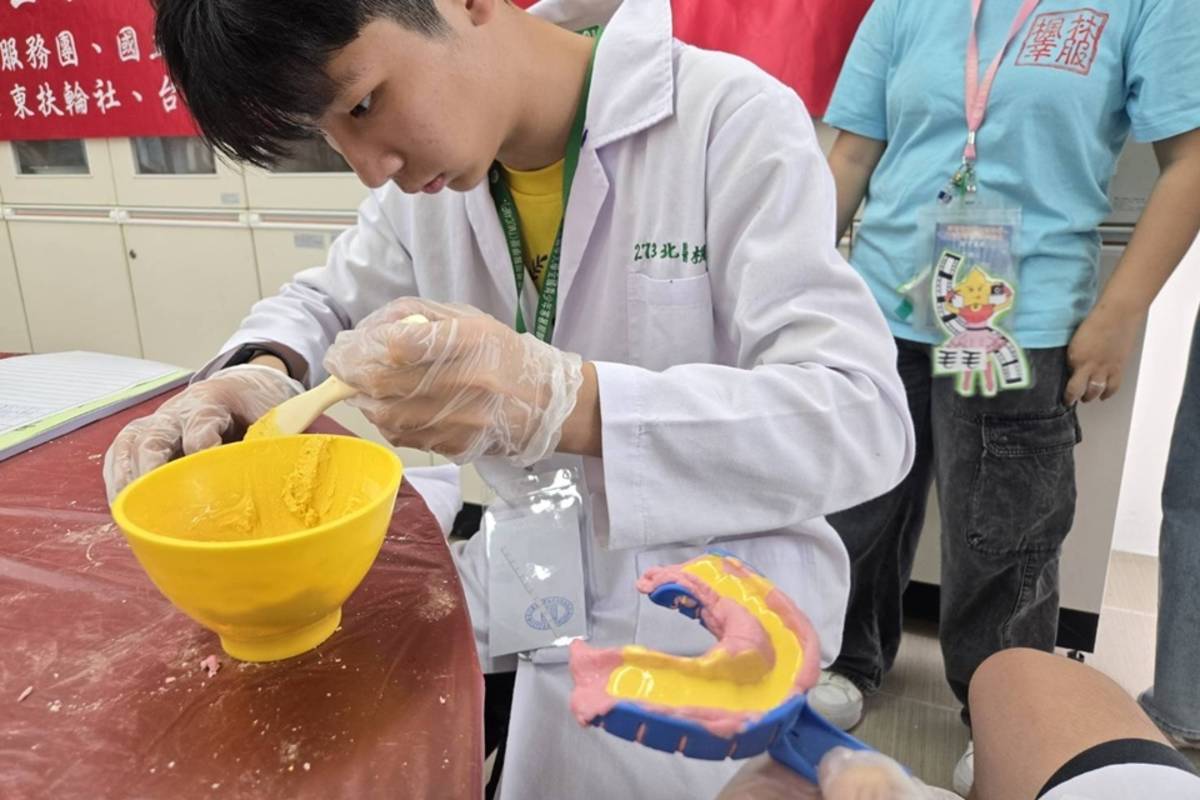 由臺北醫學大學學生組成的楓林幸服服務團，睽違6年再度到臺東舉辦「高中生生物醫學研習營」，規劃豐富課程與實驗，盼啟發學子們對醫學的熱情。
