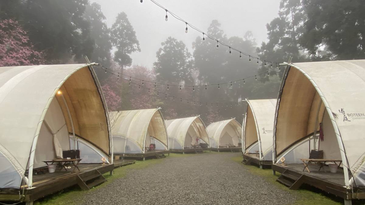 山區內的懶人露營區瀰漫著雲霧相當美