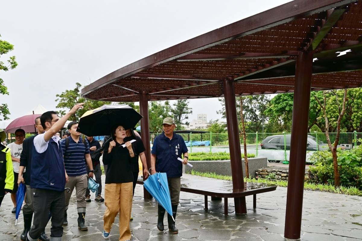 臺東森林公園景觀改造工程已進入最後階段，縣長饒慶鈴今(4)日前往工區視察，並宣布追加經費，另案啟動園區道路改善計畫。
