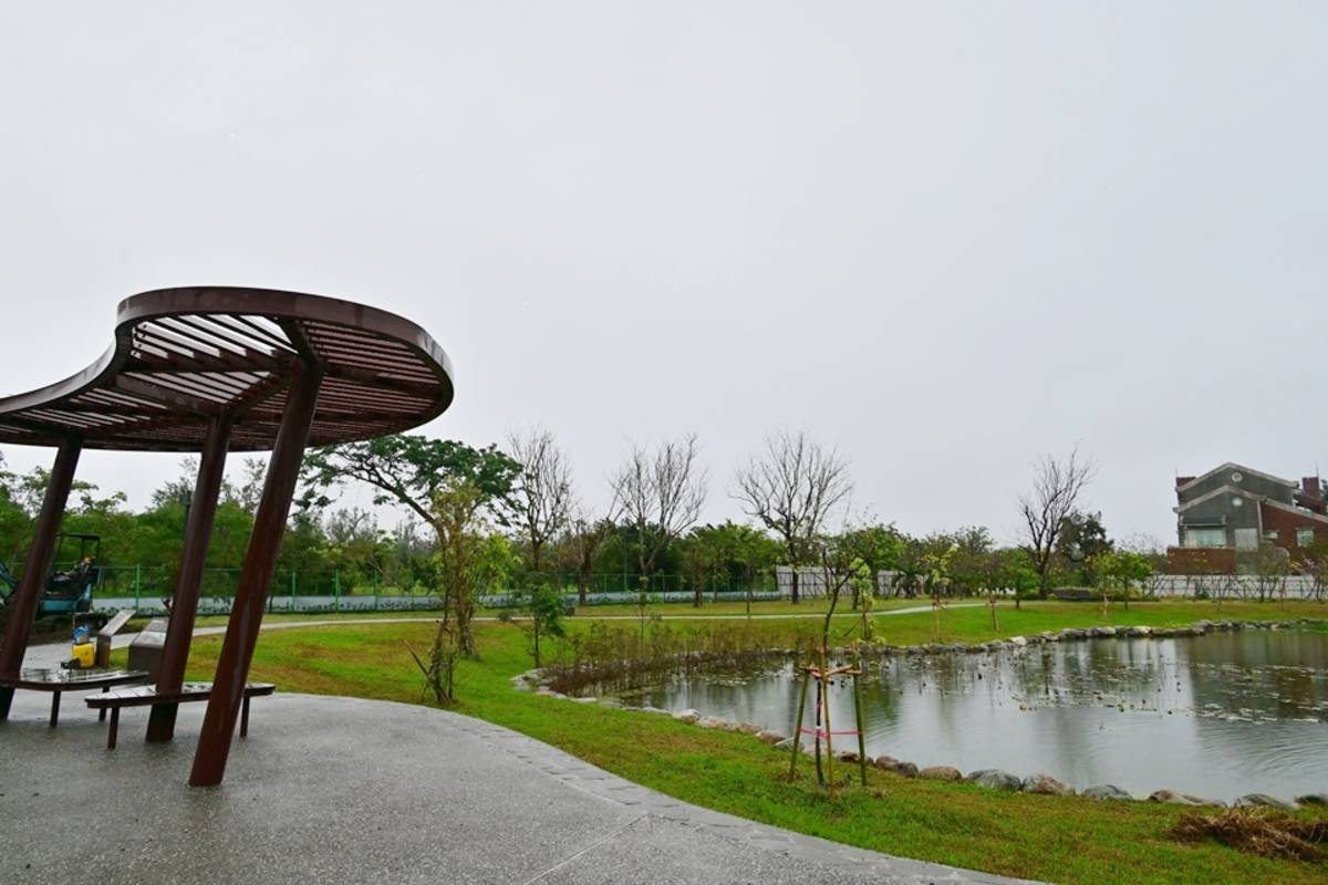 臺東森林公園內蓮花池經過水域營造，近年吸引冠鸊鷉、紫鷺等候鳥提前來「驗收」；去年放流300尾菊池氏細鯽魚苗，現在初估已增至600至1000多尾。