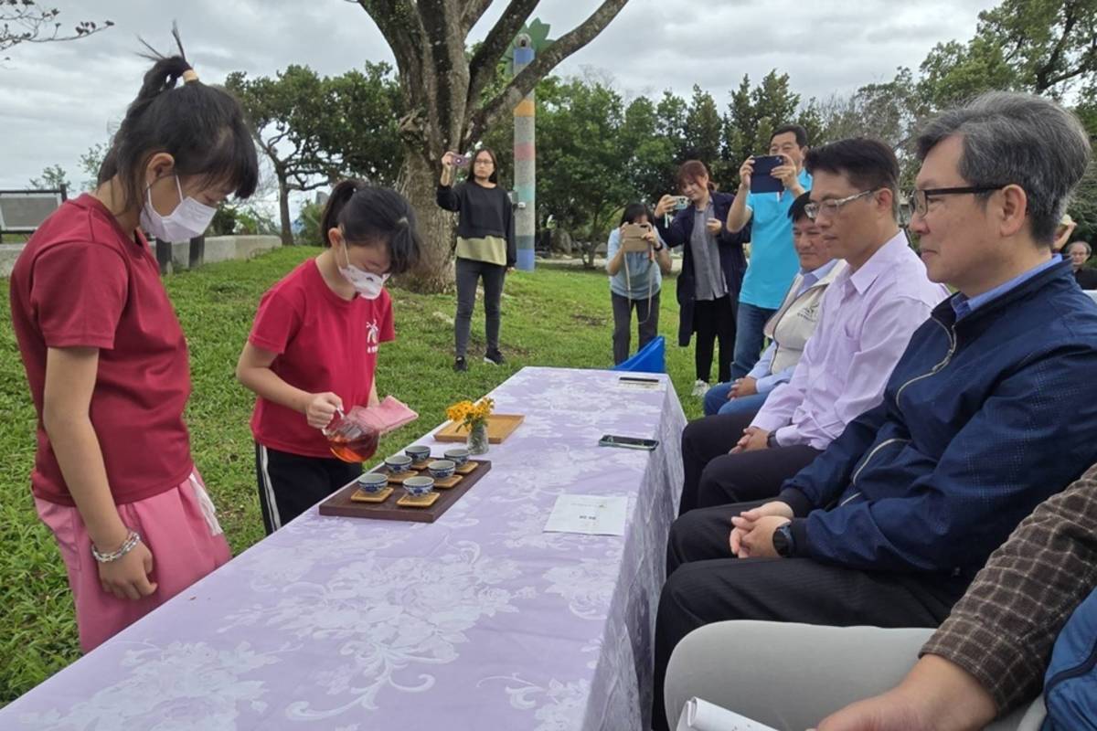 臺東縣鹿野鄉永安國小結合地方產業，113學年度推動「茶席美學計畫」，於校園內舉辦茶席美學音樂會，展現學習成果，與社區居民共享茶席時光。