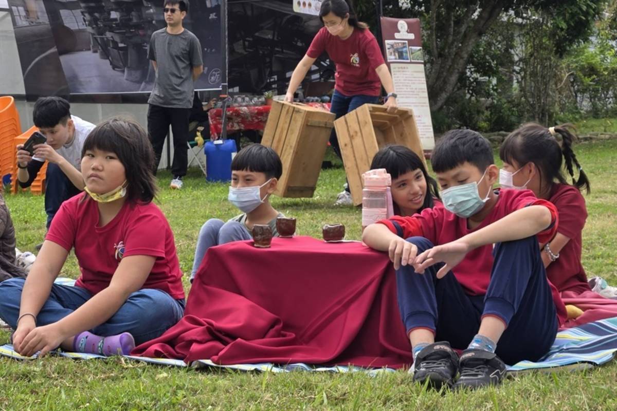 臺東縣鹿野鄉永安國小結合地方產業，113學年度推動「茶席美學計畫」，於校園內舉辦茶席美學音樂會，展現學習成果，與社區居民共享茶席時光。