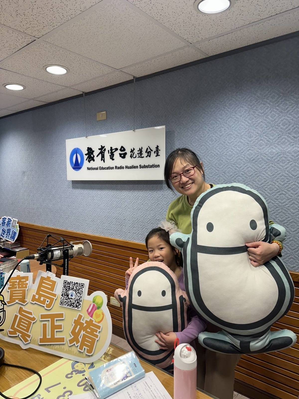訪花蓮社大西洋棋社副班長邱芯悅及媽媽葉曉菱，母女一起學西洋棋，回家後還可以下棋，曉菱覺得女兒很活潑會說話，學棋的目的是讓女兒靜下心來、思考、判斷，且可以遠離3C產品，很棒。