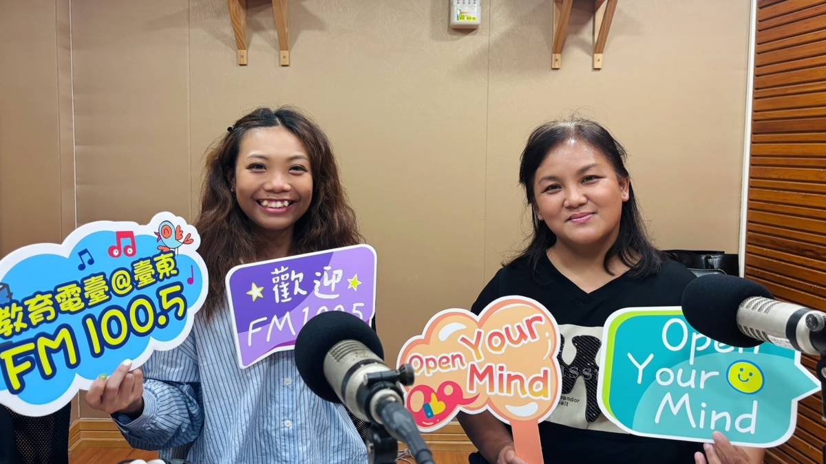 秋鳳督導(右)與少汶社工分享帶領青少年找自己的營隊活動經歷