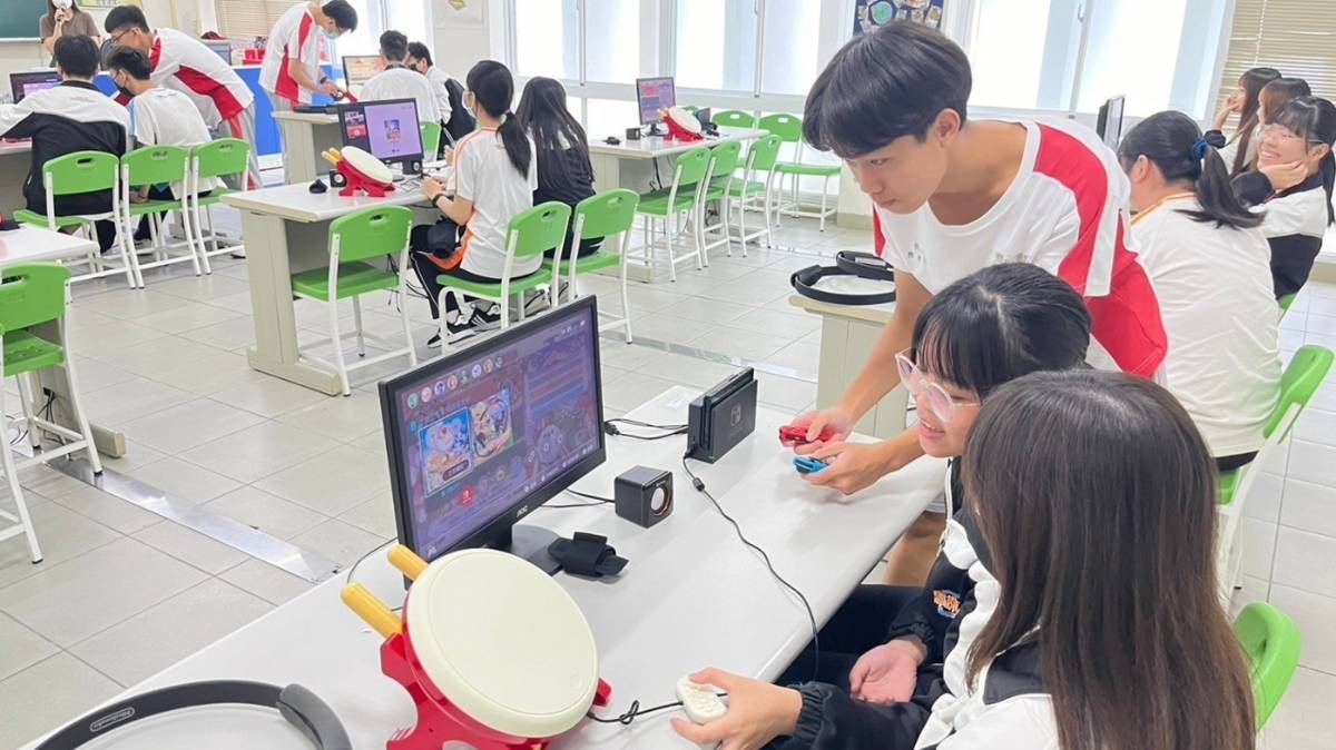 國中學生到五育高中體驗照服健身環如何應用在長輩活動中(圖片來源：五育高中提供)