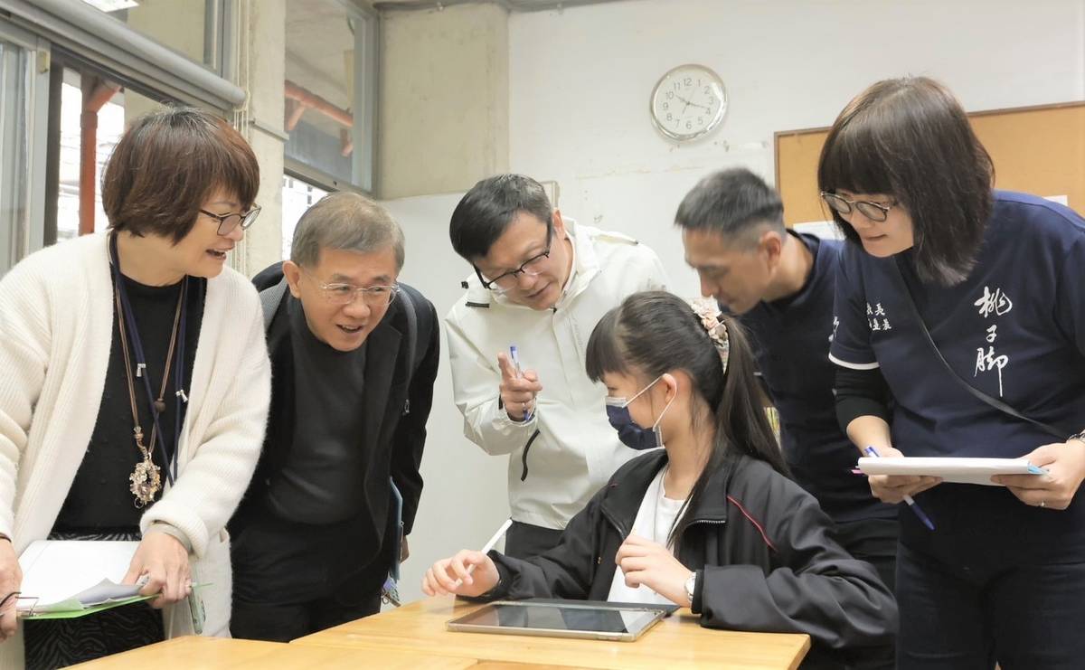 同學熟悉使用平板製圖，讓現場老師們驚艷，局長跟同學討論製圖的方法