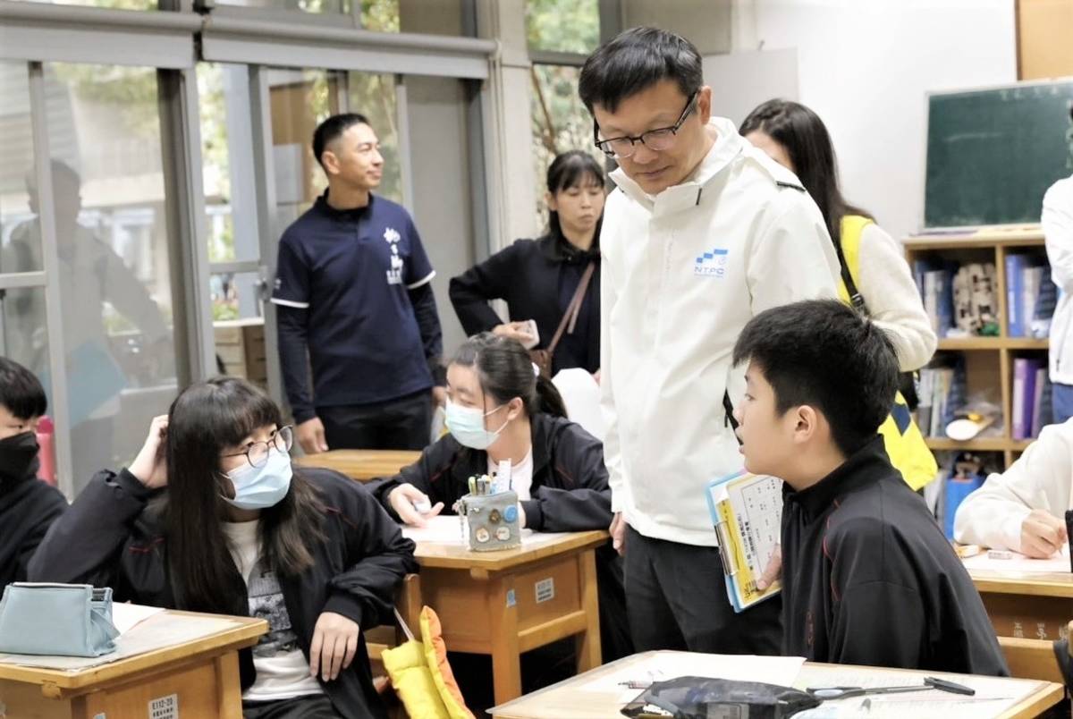 張明文局長深入課堂，與學生一起討論互動