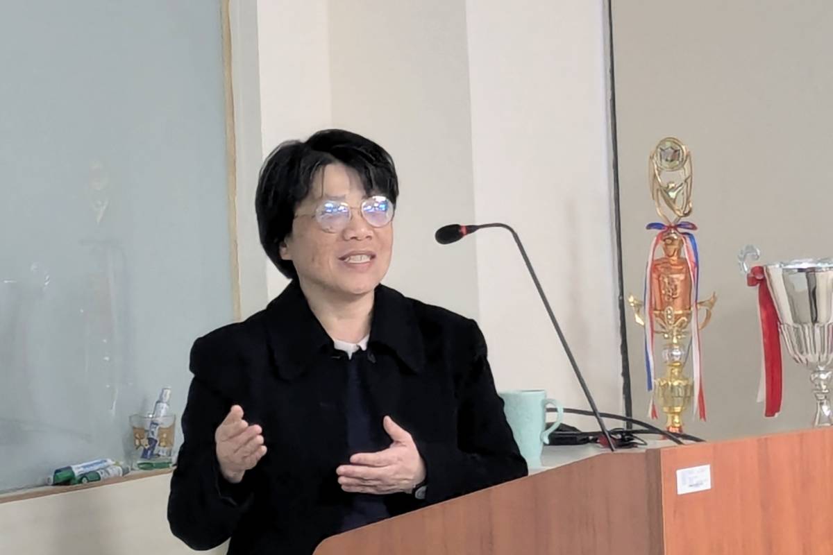 文化大學外語學院副教授黃嘉音表示，上課時以英語為主要授課語言，增進學生使用英語的機會