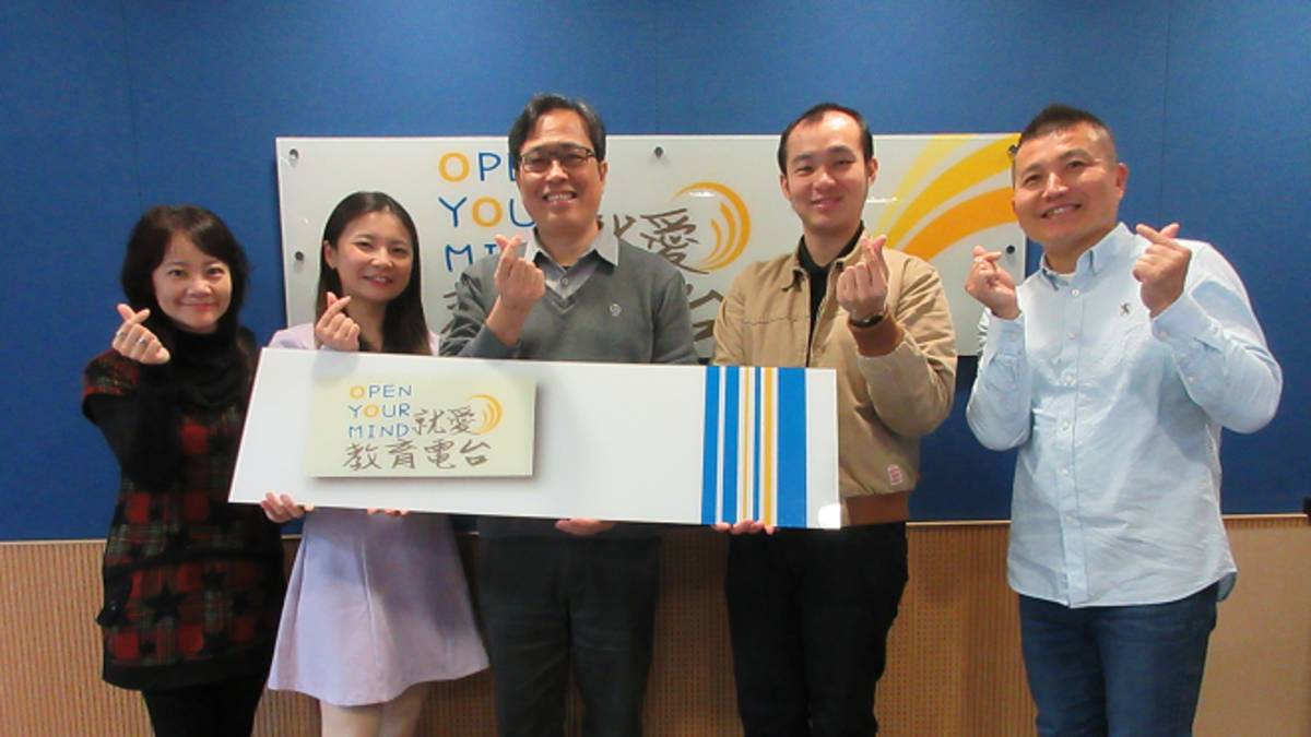 左起 節目主持人（臺中市立向上國中黃聖心組長、臺中市政府教育局本土語文指導員李亭教師）來賓（臺中市立育英國中輔導主任胡志偉主任、輔導組長李宗諺組長）及教育電台常罡。