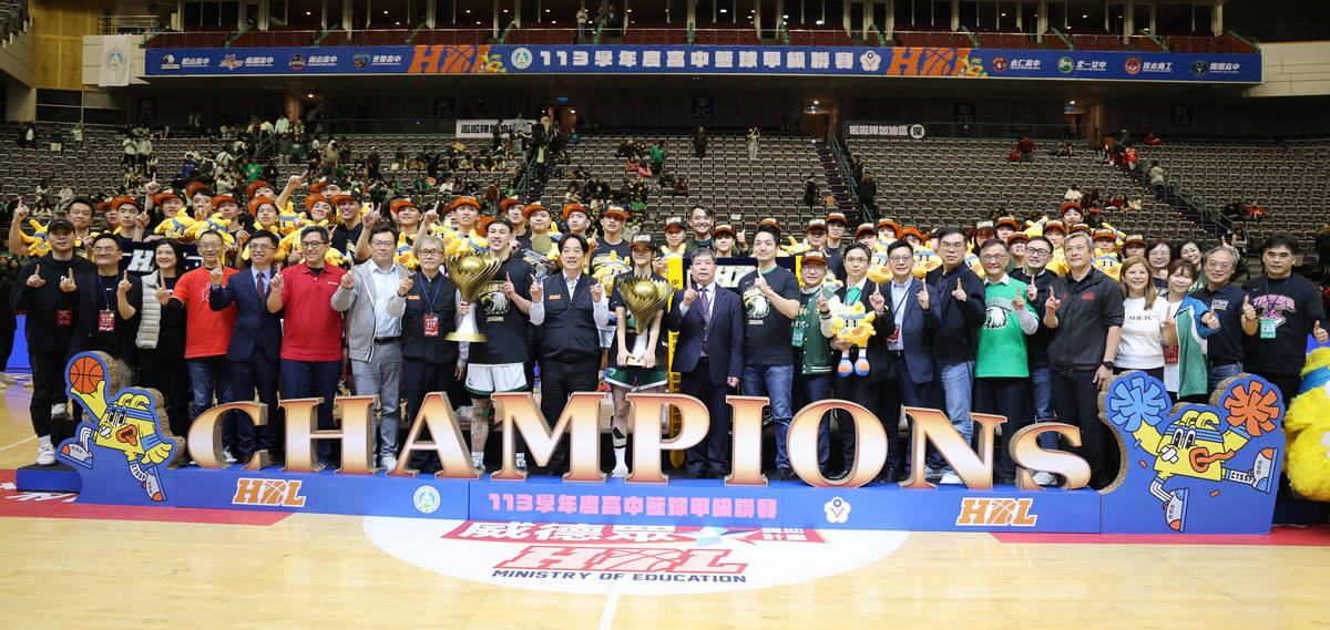 113學年度HBL高中籃球甲級聯賽冠軍團隊合影