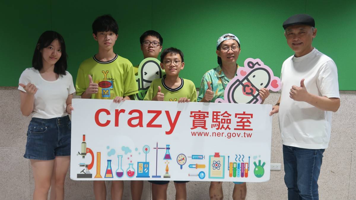 陽明國中科展團隊與主持人K博士(右一)、亮亮(左一)合影。