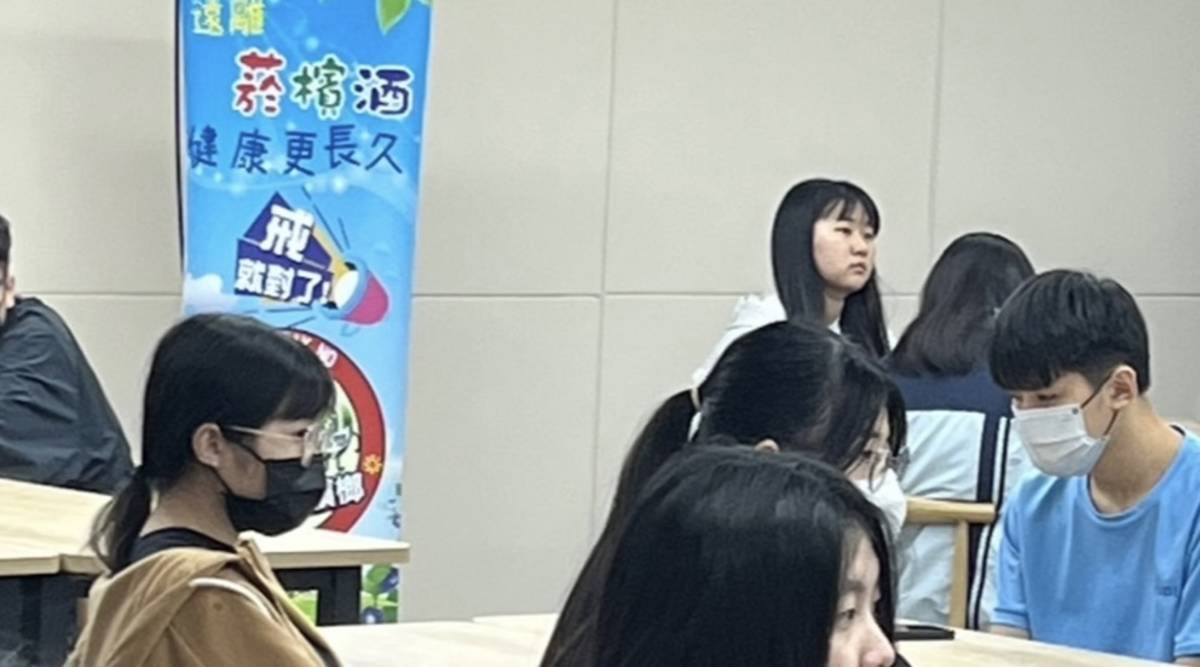 112學年度校園菸檳危害防制教育介入輔導計畫「網紅就是你」-高中組-特優-國立鳳新高級中學_作品名稱-罪惡的別名What is guilt_ -菸檳危害防制課程

高雄市國立鳳新高級中學以「罪惡的別名What is guilt?」獲得112學年度校園菸檳危害防制教育介入輔導計畫「網紅就是你」-高中組的特優。鼓勵學生自組影片拍攝小組，引導啟發從構思到剪輯完成參賽影片《罪惡的別名What is guilt?》，藉由對比兩角色不同立場之不同意見，最終以「沒有需求，就沒有生產」讓閱聽者進一步思考直接從需求端阻斷檳榔危害之理念，菸檳危害防制影響力亦透過影片擴散出去！

採訪：高雄市國立鳳新高級中學陳江海校長、學務處衛生組張家菱組長、 影片指導李國義老師、影 片主演三年五班生鍾卓恩、顏麒峰
