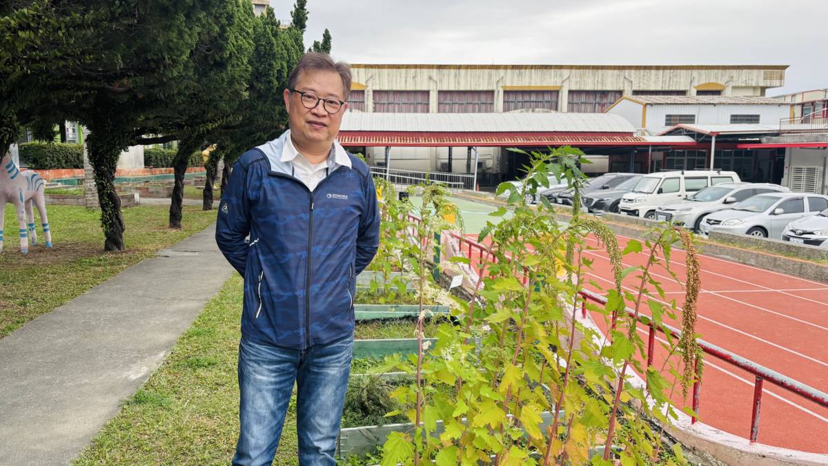 黃子誠校長介紹學校紅藜