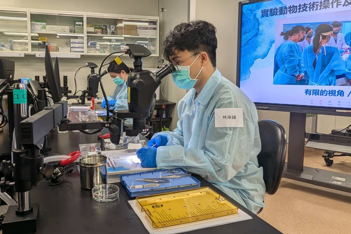 學員一人一機進行操作顯微手術