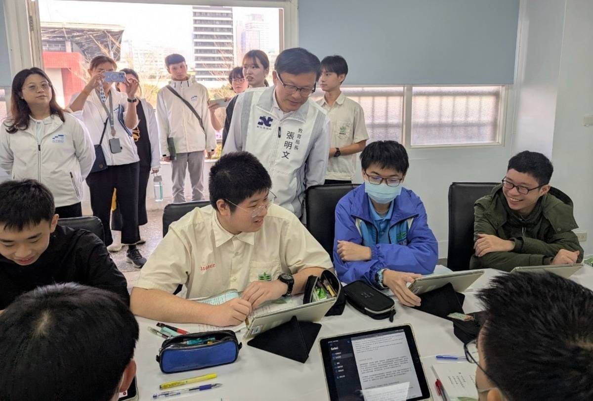 局長與學生一同參與未來教室國文課