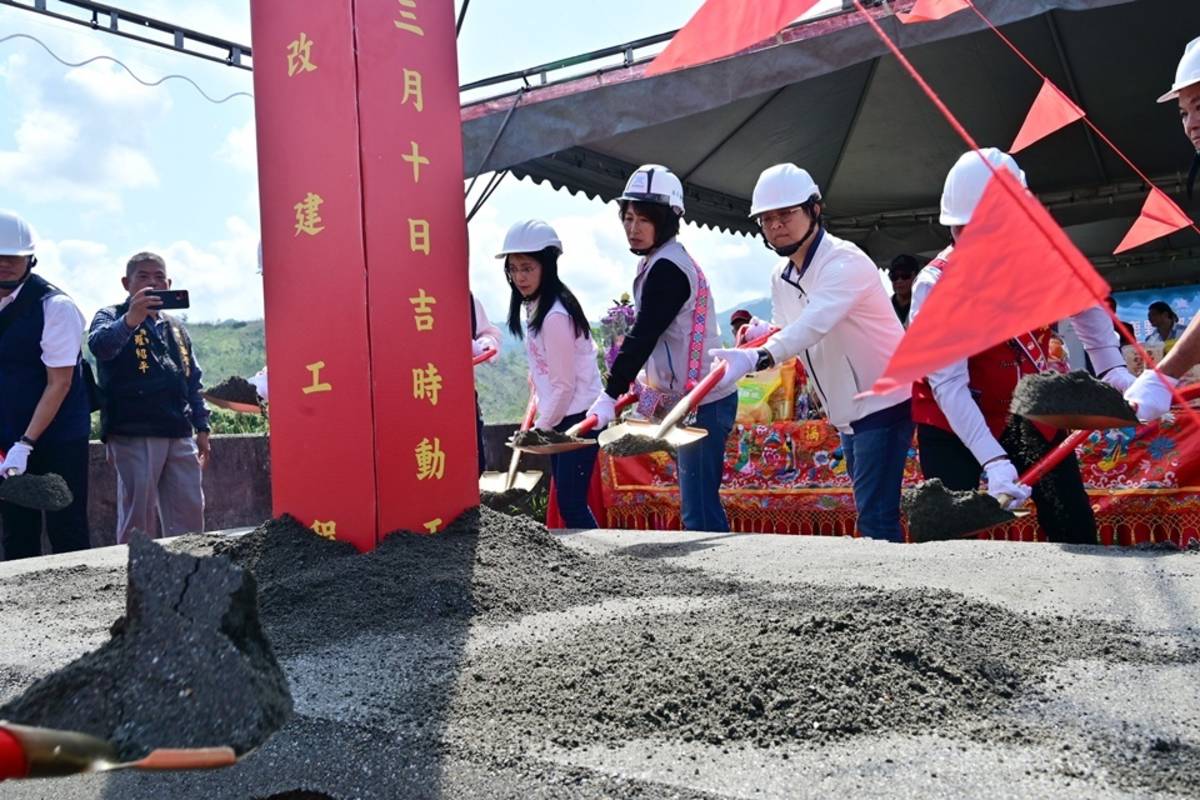 0918地震導致橋齡近40年的鹿野鄉寶華大橋多處損壞，經臺東縣政府爭取7億1千萬元經費改建新橋，10日開工。