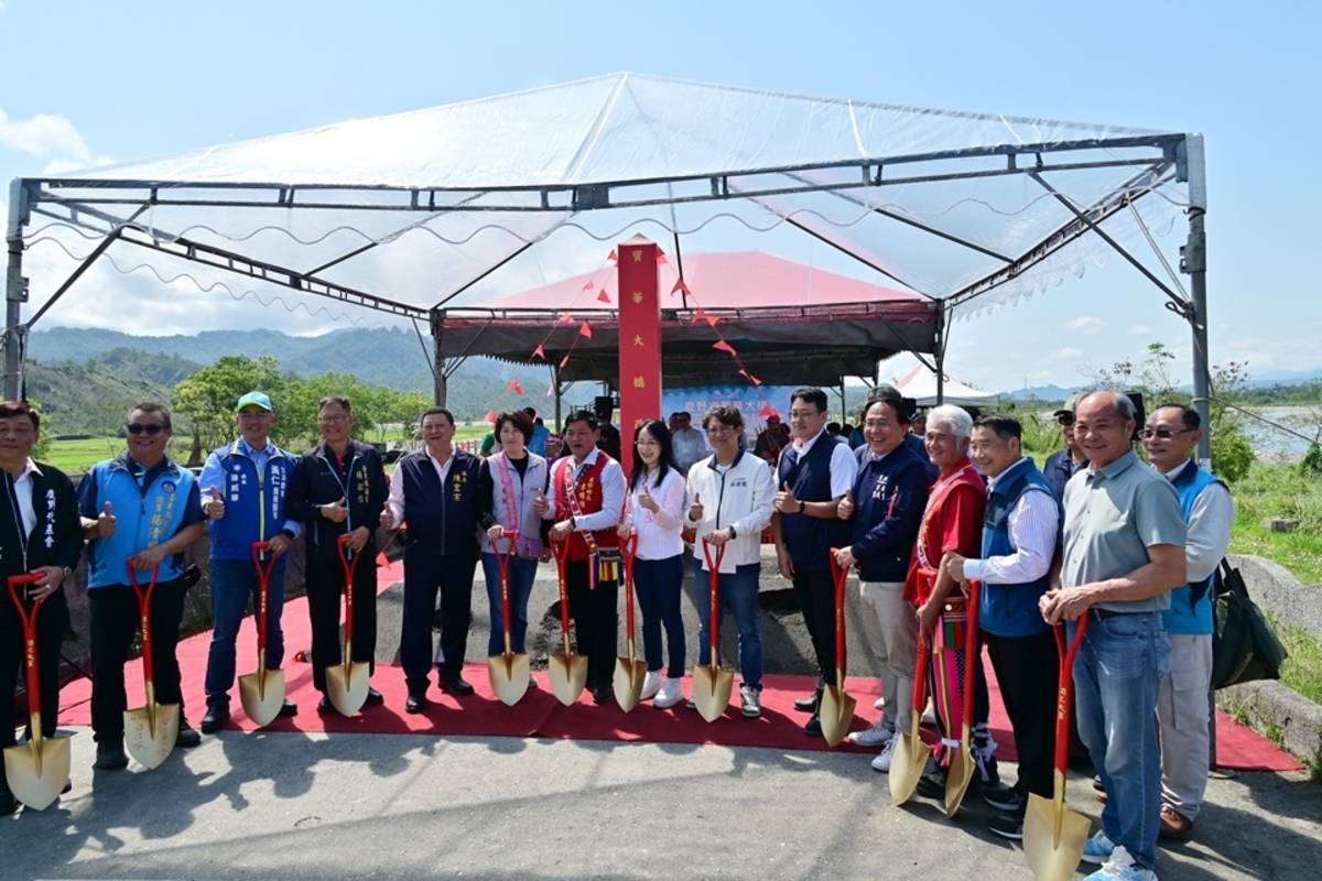 0918地震導致橋齡近40年的鹿野鄉寶華大橋多處損壞，經臺東縣政府爭取7億1千萬元經費改建新橋，10日開工。