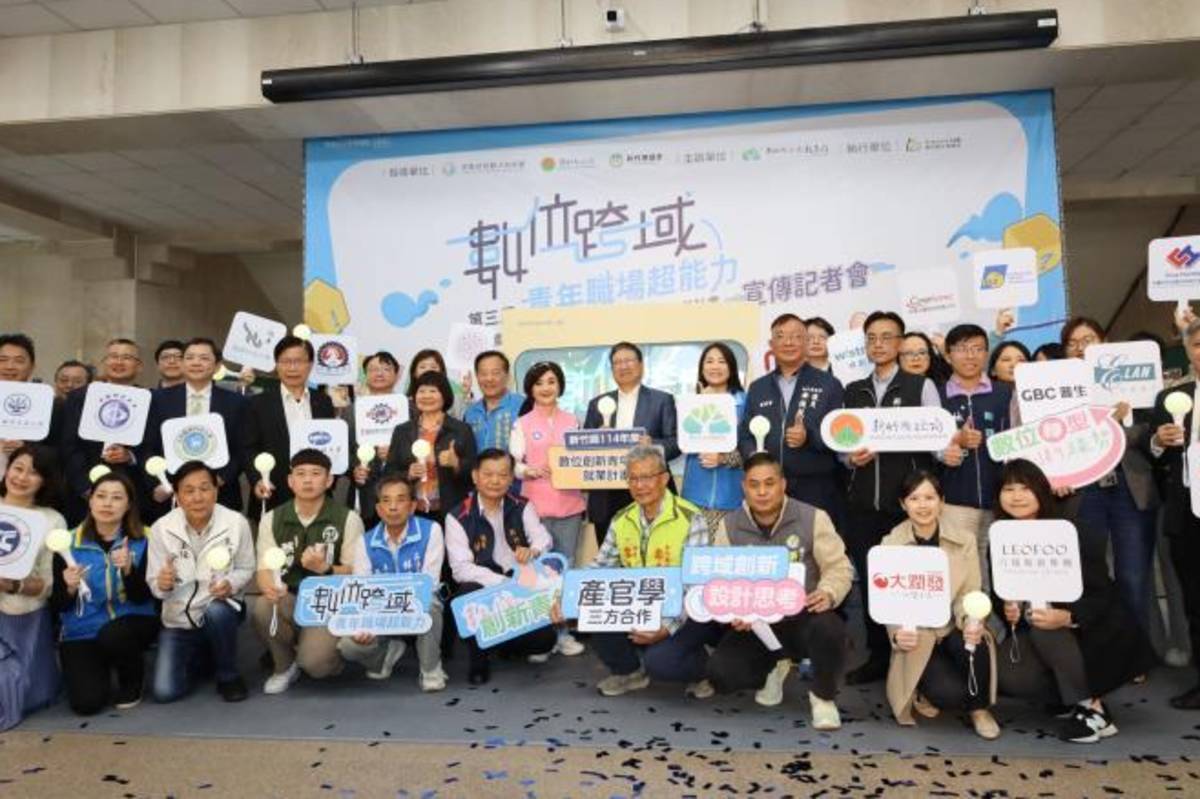 新竹縣長楊文科表示，新竹縣AI智慧園區已陸續進駐開工，需要更多數位創新的多元跨域創新人才，因此縣府鼓勵並推動企業打造專題式實習機會，希望運用青年的活力與創意，為企業帶來數位轉型的契機，提升職場的數位創新動能。(新竹縣政府提供)