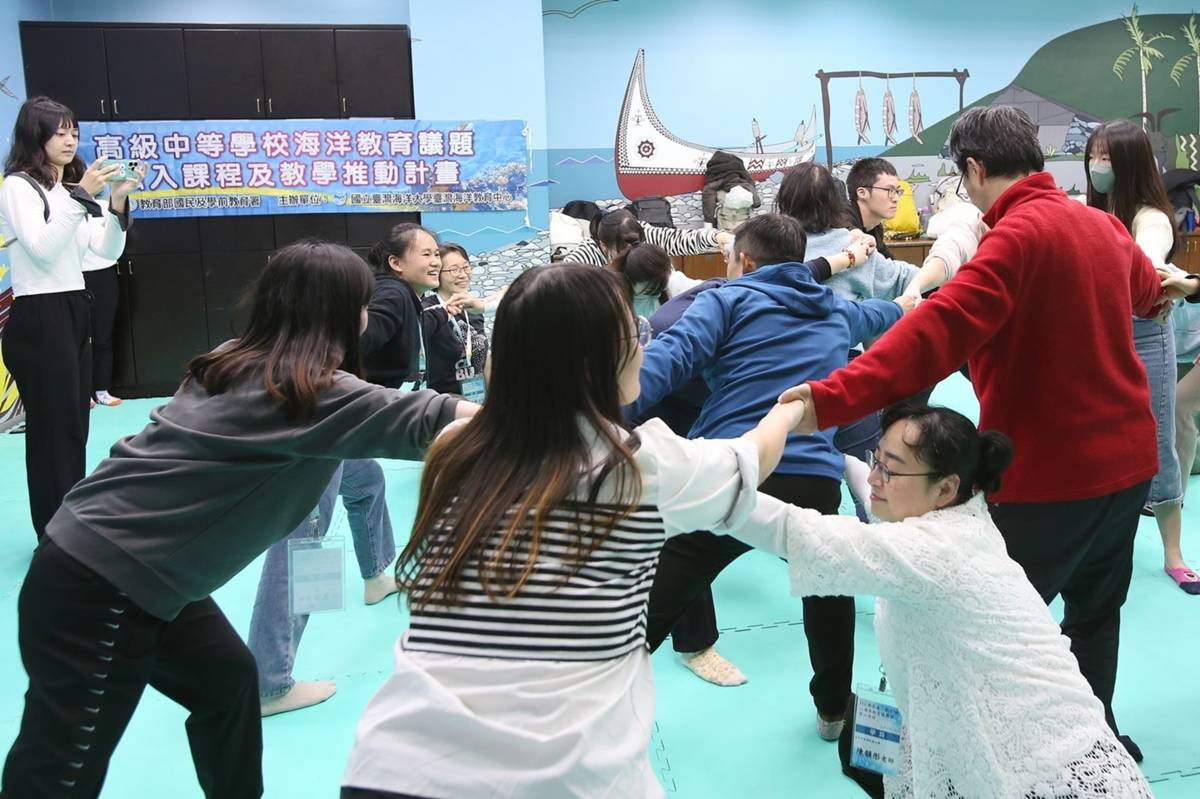 工作坊參與人員團體互動-結成一張網