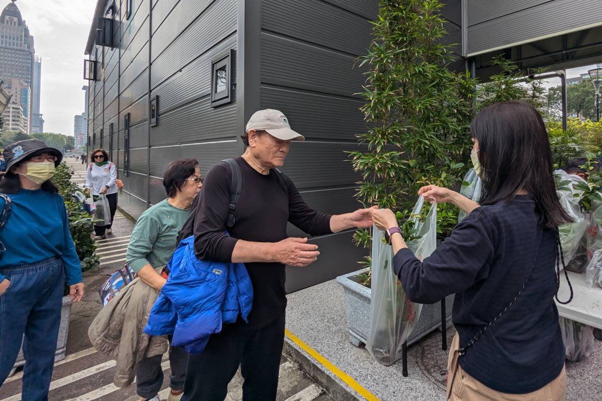 國館贈送樹苗活動，吸引不少民眾排隊領取