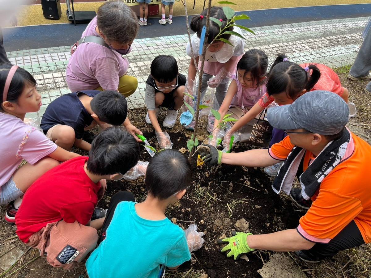 自強國小「樹說心語」植樹活動，祖孫一起種植櫻花樹