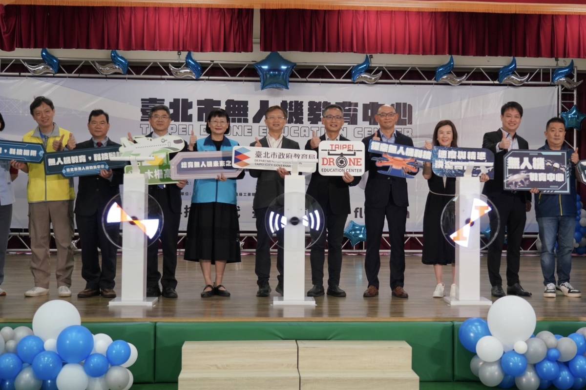臺北市教育局在木柵高工設立無人機教育中心，培育種子師資，並辦理營隊和競賽