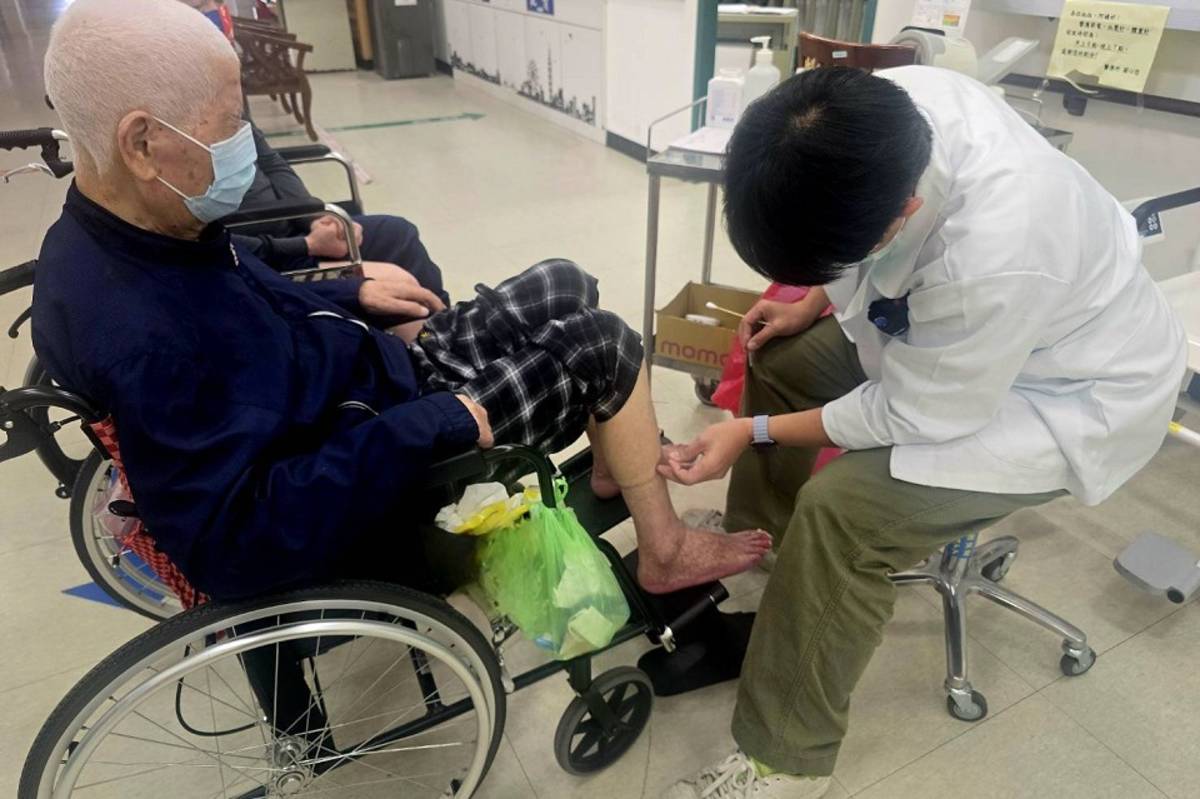 醫師為長輩治療